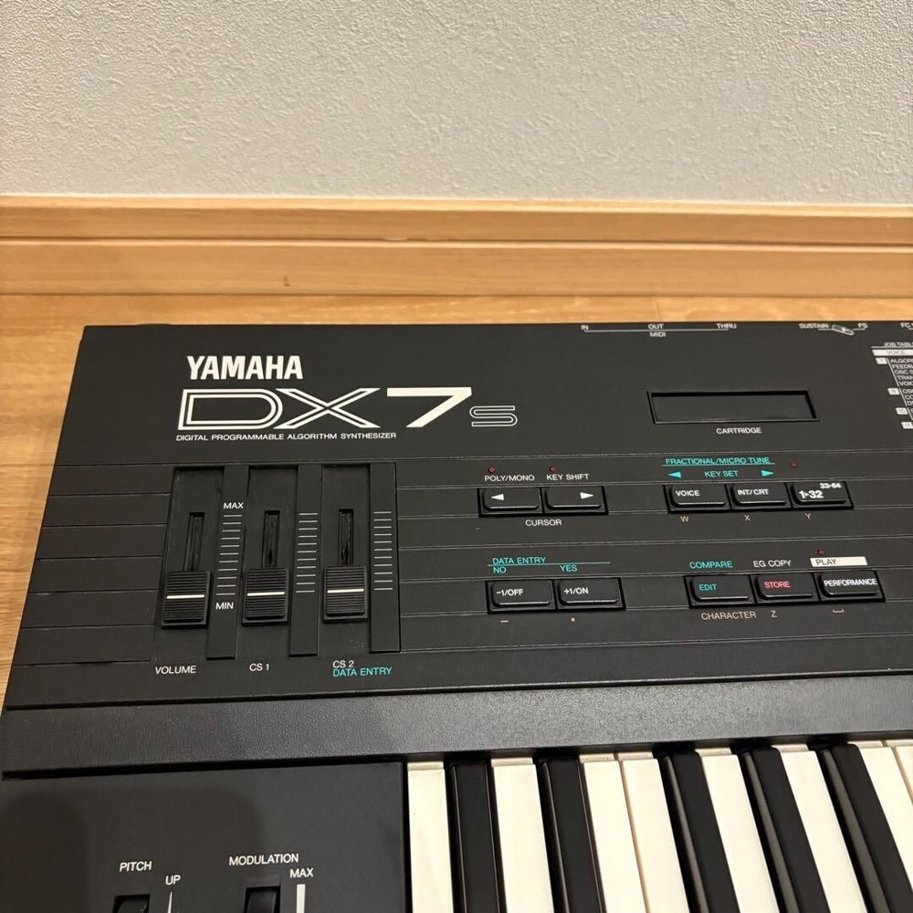 Yamaha DX7s Digital Programmable Synthesizer 61-Key Keyboard