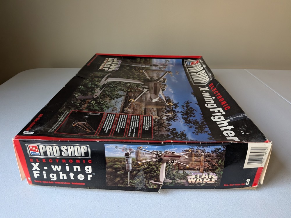AMT Star Wars Electronic X-Wing Fighter Plastic Model Kit