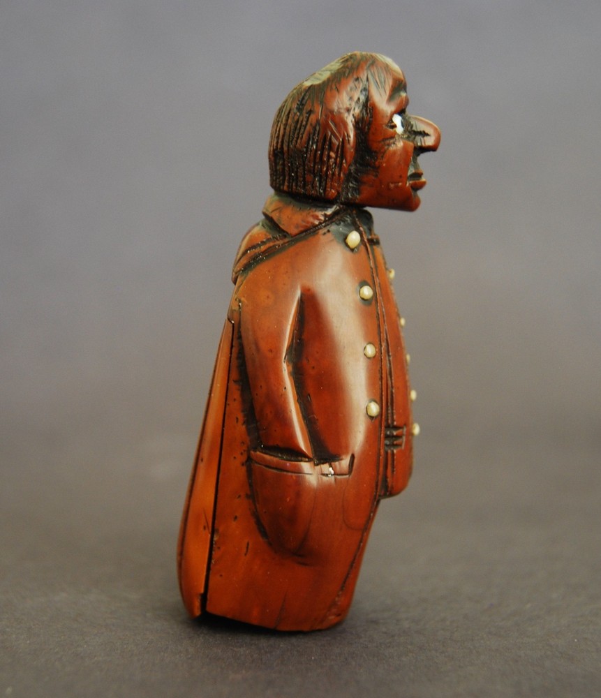 ANTIQUE COQUILLA SNUFF BOX