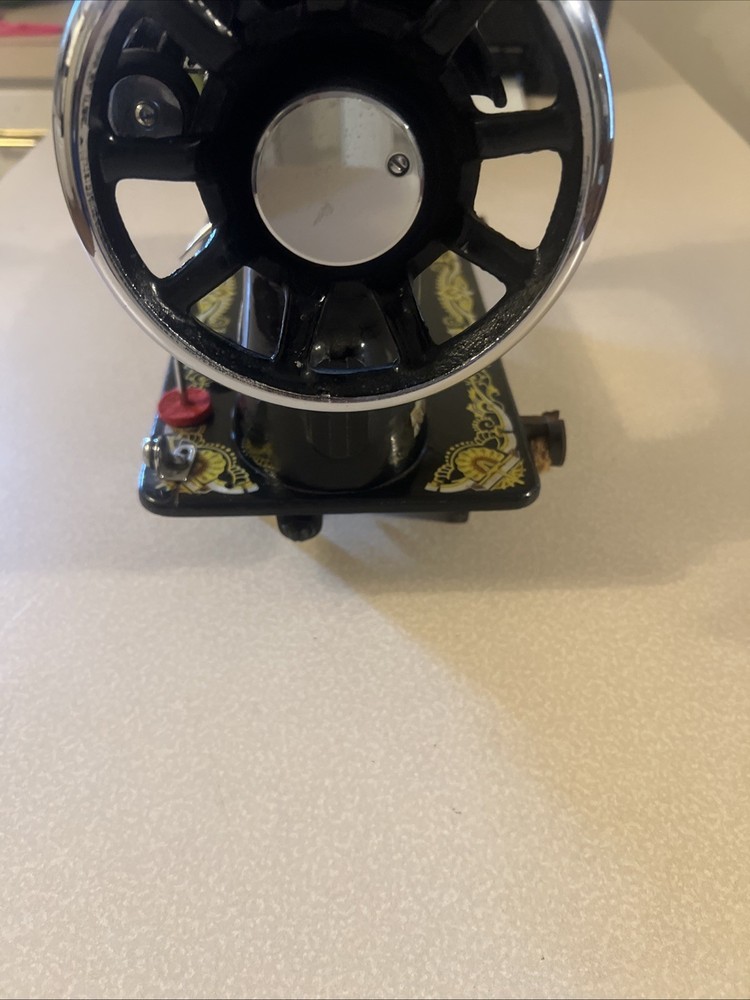 1929 Vintage Singer Sewing Machine With Spinx Decal