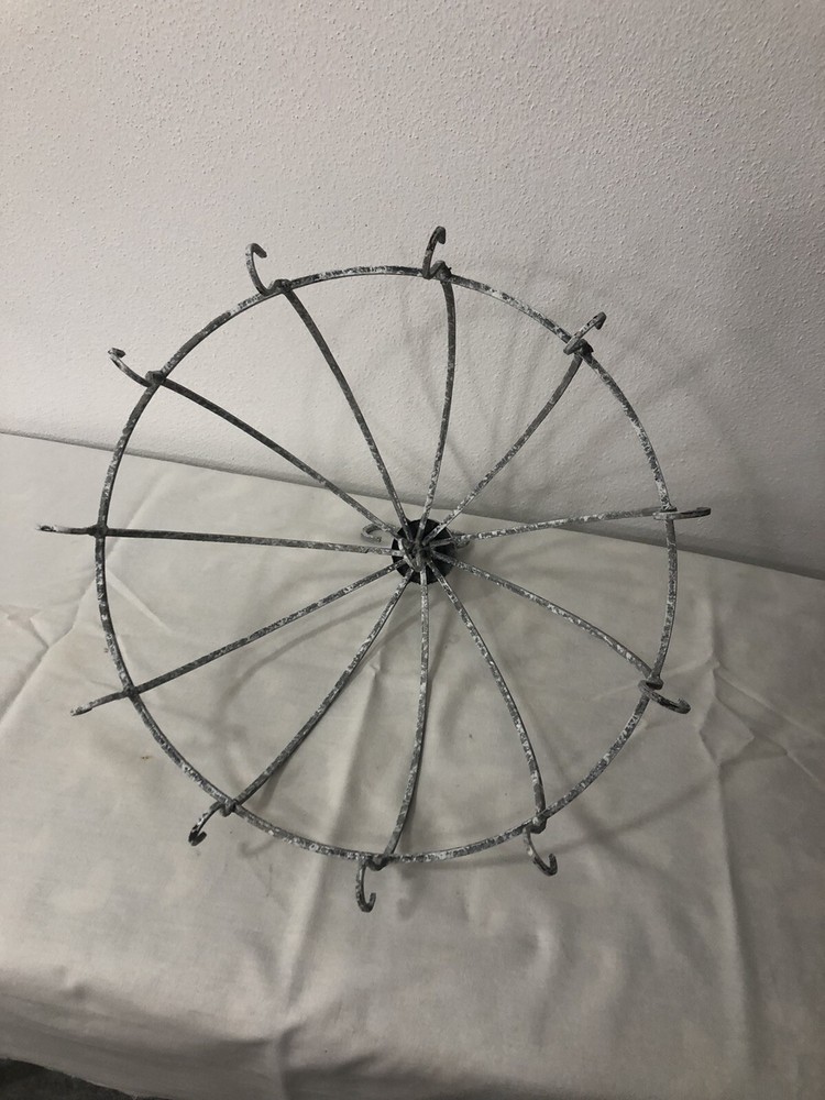 CIRCULAR IRON PENDANT DISPLAY
