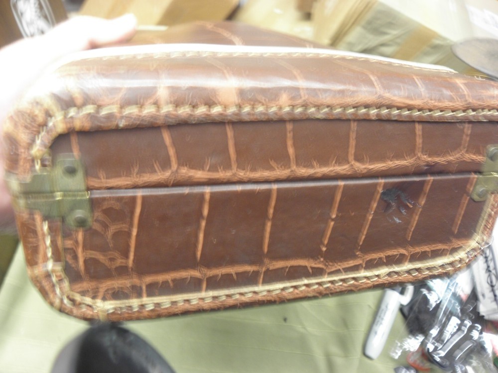 ALLIGATOR STYLE BROWN VIOLIN CASE