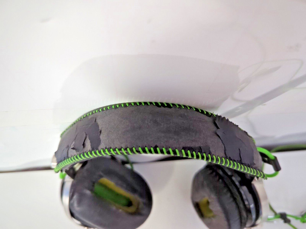 RAZER WIRELESS HEADPHONES - FULLY FUNCTIONAL