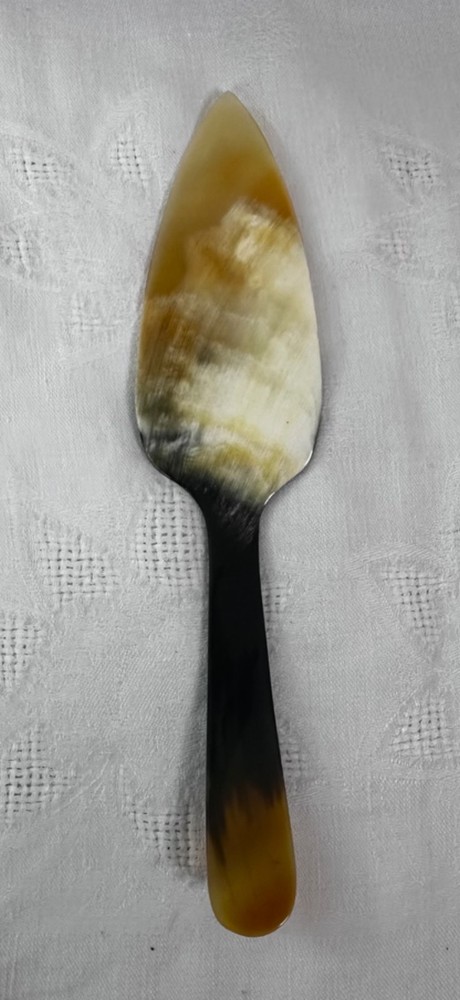 11" Artisan Horn Cake or Pie Server