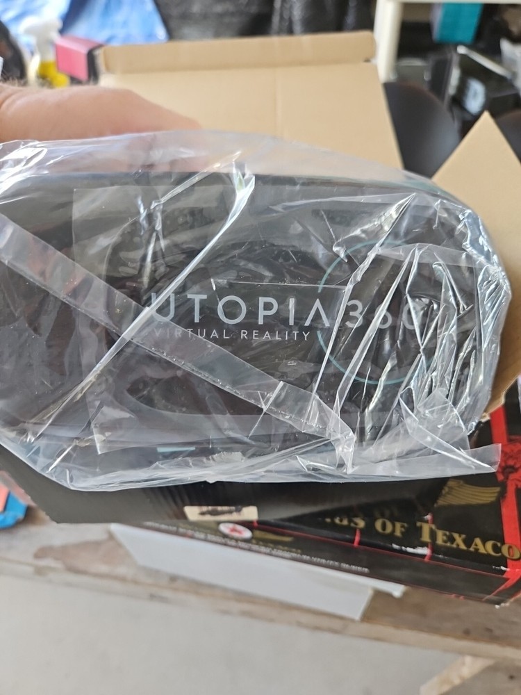 Utopia 360 Universal Virtual Reality Headset W/ Bluetooth Controller .