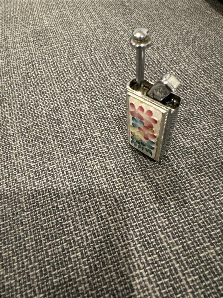 Nacon Lighter In A Box With Flowers