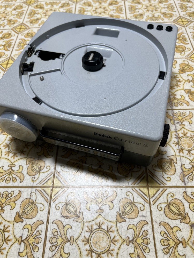 RARE Kodak Carousel S Slide Projector Germany Version with Remote TESTED