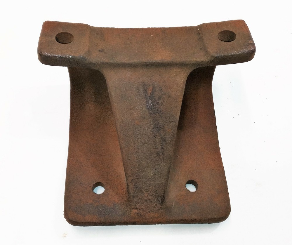 International Bracket 829629R1 NOS