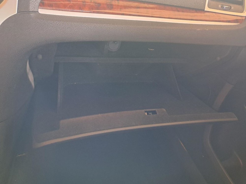 300       2014 Glove Box 4736785