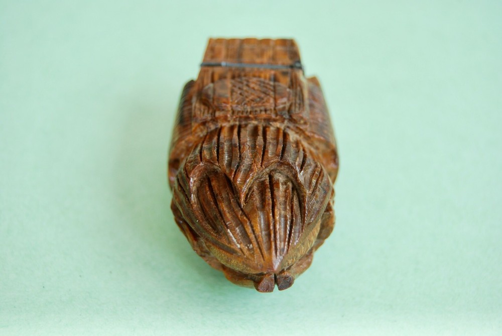 ANTIQUE COQUILLA SNUFF BOX