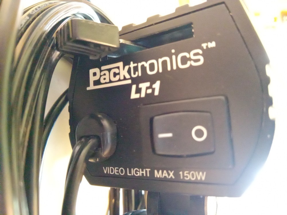 VIDEO LIGHT Packtronics Compact Lamp Model LT-1 150 Watts w/Screw Mount USED