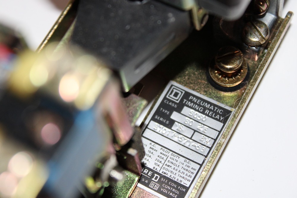 New Square D 9050-B0-2E Pneumatic Timer