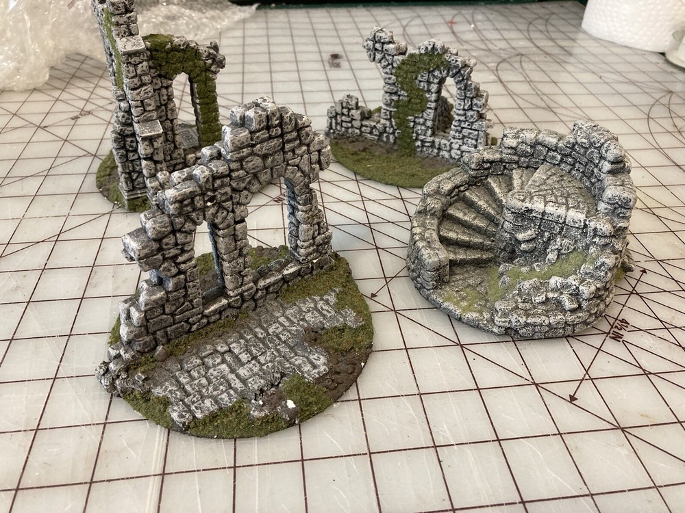 WARHAMMER GAMING FIVE TERRAIN GOTHIC RUINS