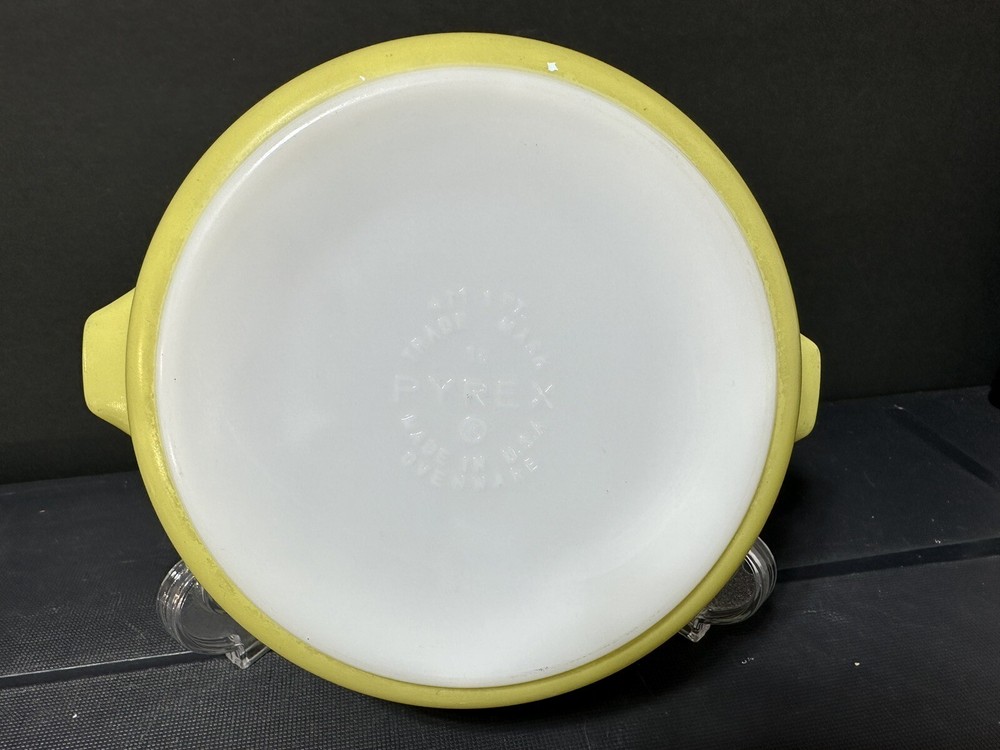 PYREX YELLOW Round Covered Casserole 451 with Lid (B058)