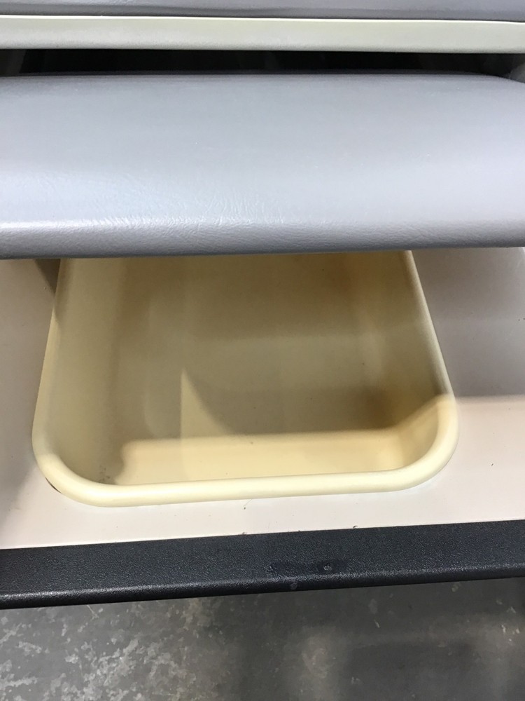 MIDMARK 404 EXAMINATION TABLE !