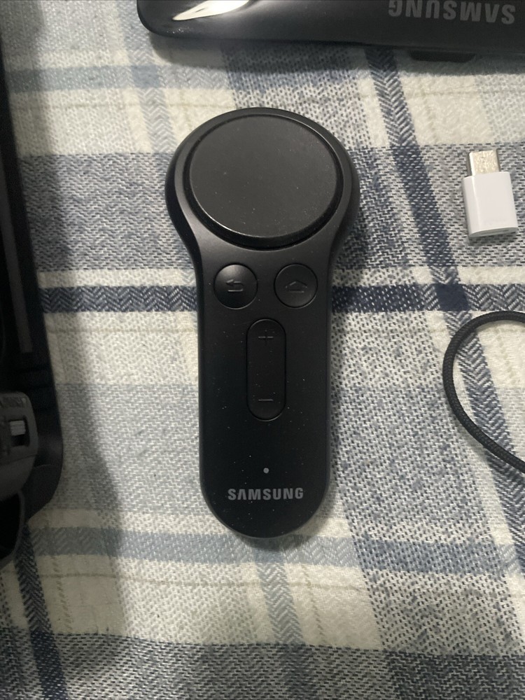 Samsung Gear VR Powered By Oculus Virtual Headset Controller Model SM-R324