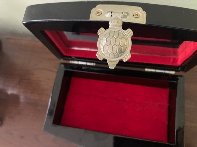 Vintage Korean Black Lacquered Mother of Pearll Jewelry Box 3.5'' X 6'' X 2''