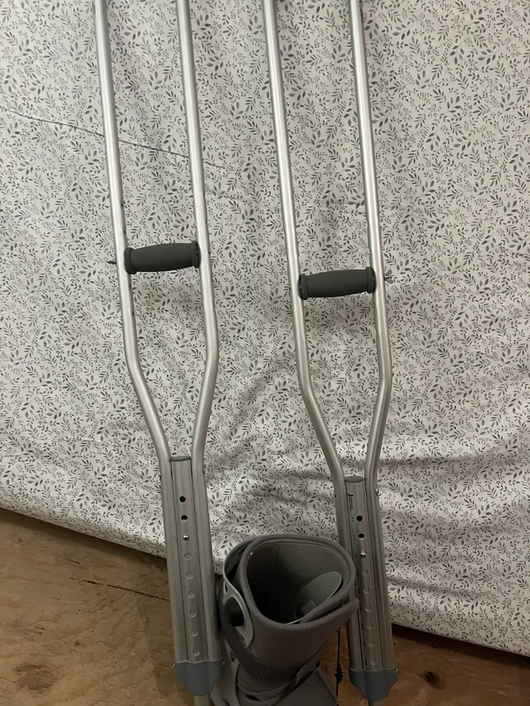 Adjustable Aluminum Crutches - Lightweight, Comfortable Handles