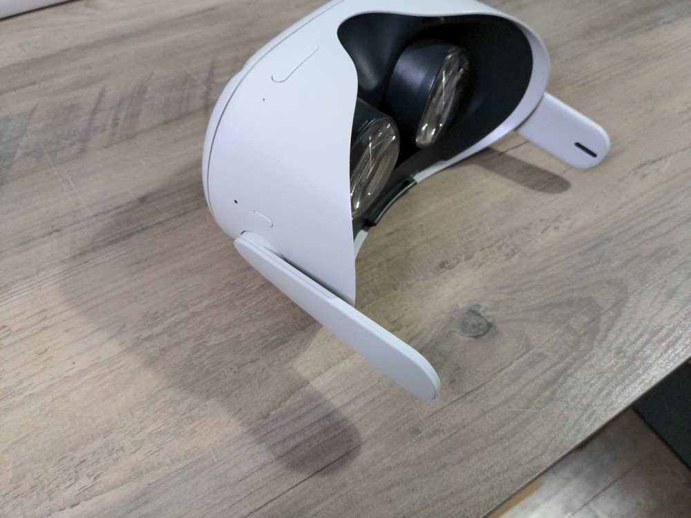 Oculus Meta Quest 2 VR Headset 128GB + Controller Pair + Anker Charger