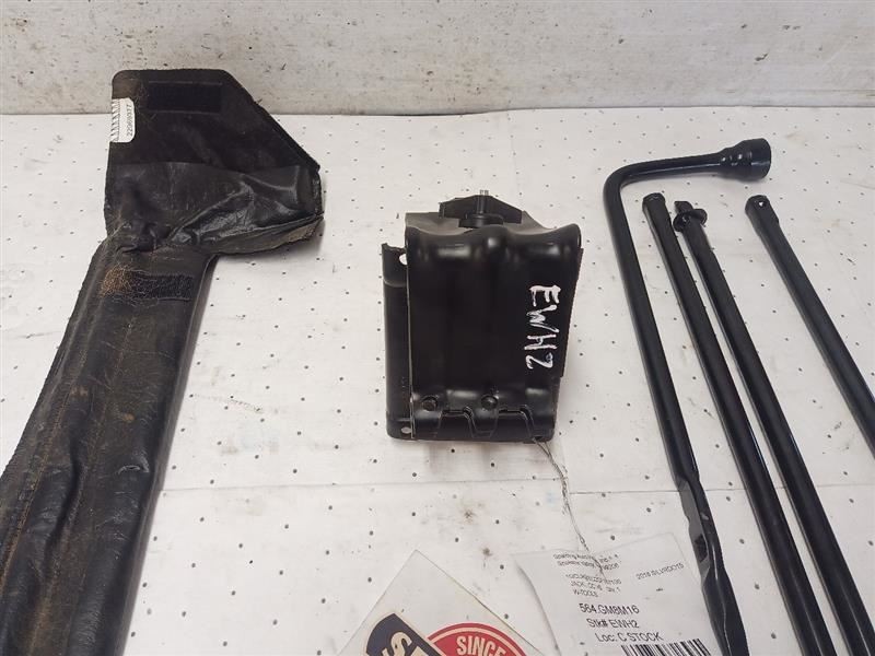 2016 CHEVY SILVERADO Jack And Tools 10986871