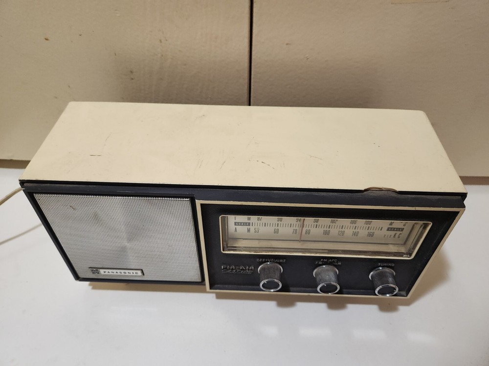 PANASONIC FM-AM SOLID STATE TRANSISTOR RADIO MODEL RE-6137E BLACK/BEIGE