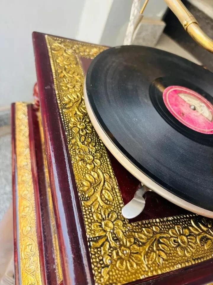 Radio Gramophone Player With Horn Functional Working Phonograph win-up record