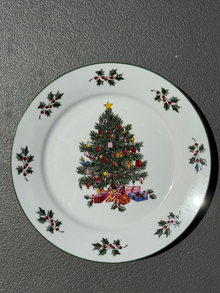 17 Piece Gibson (Setting for 4) & Pfaltzgraff Dinnerware Set Ft. Christmas Tree