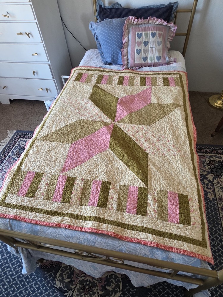 Small Star Quilt 42"×57"