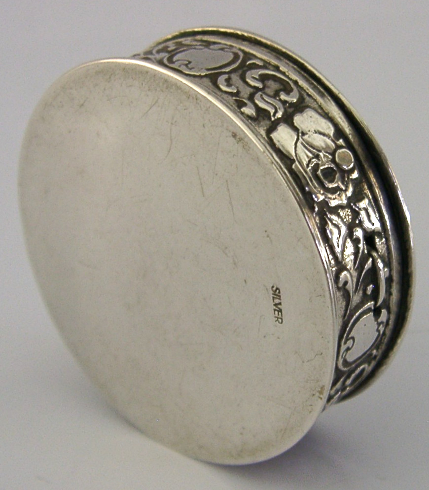 BEAUTIFUL SOLID SILVER ROSES PILL BOX c1950 26g
