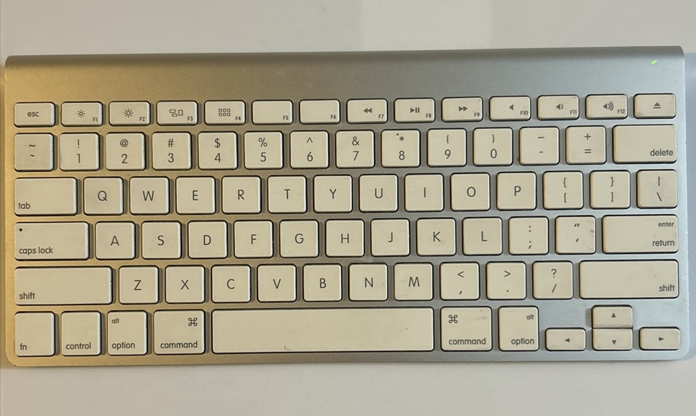 Apple A1314 Wireless Keyboard
