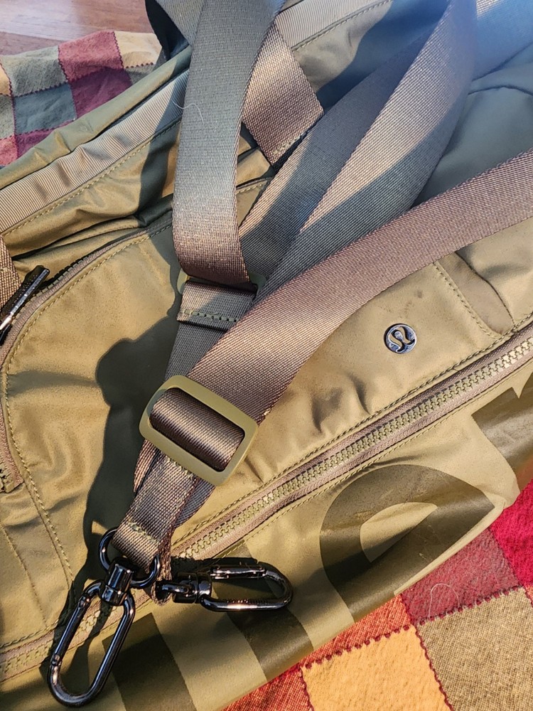 Lululemon Duffel Bag 29L Khaki Green Pre-Owned **NOTE