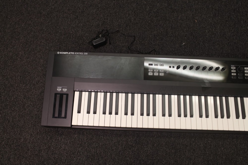 Native Instruments Komplete Kontrol S88 MIDI Keyboard Controller