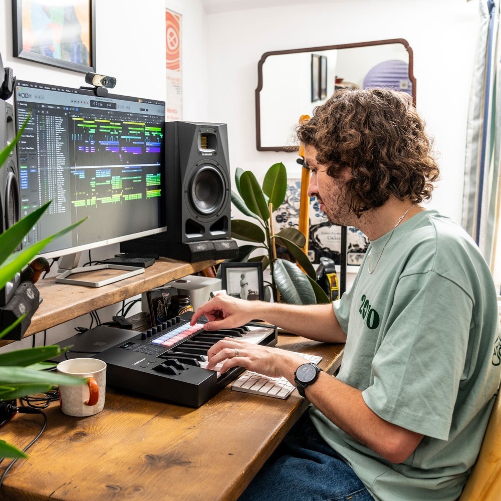 Novation Launchkey 25 MK4 All-in-One DAW Keyboard Controller