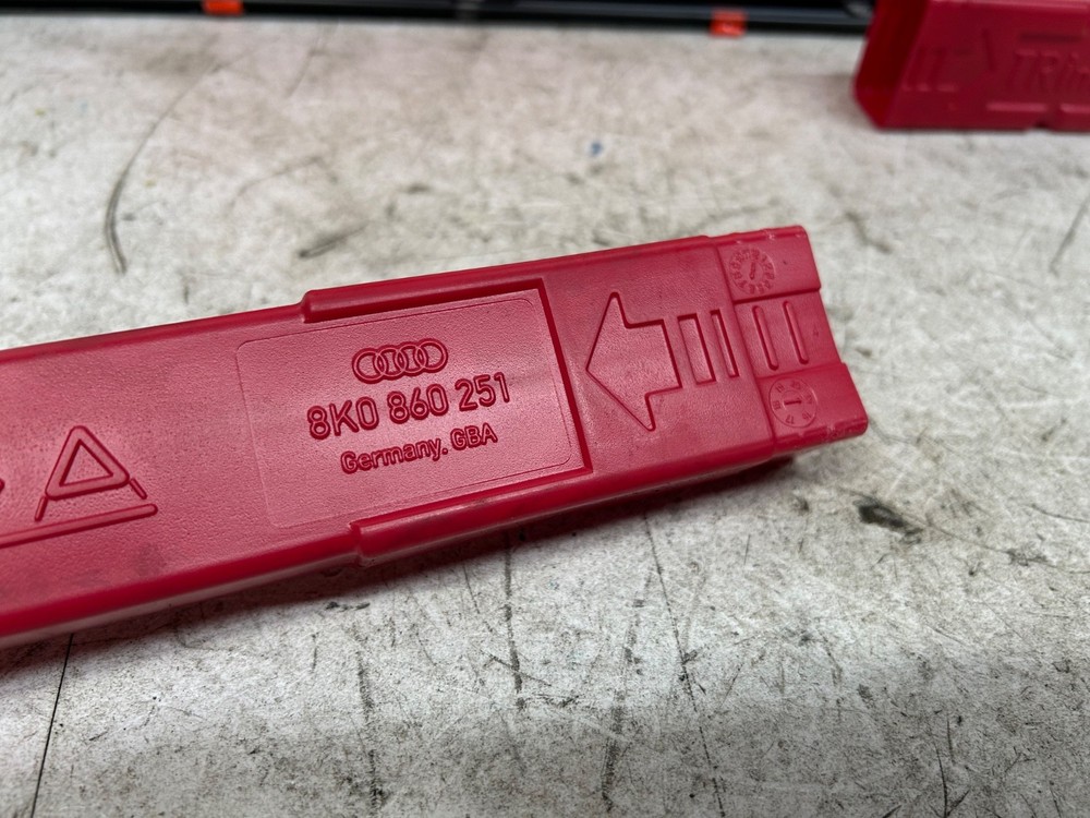 AUDI A3 8V 2013- EMERGENCE BREAKDOWN WARNING HAZARD TRIANGLE 8K0860251