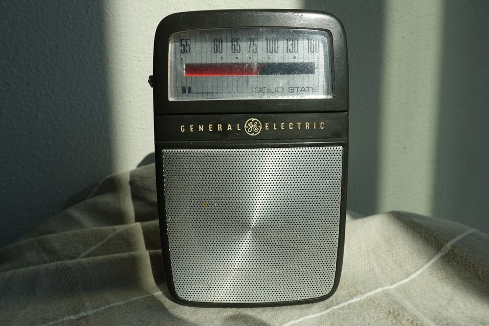 Vintage General Electric GE Pocket Solid State Transistor AM Radio EI