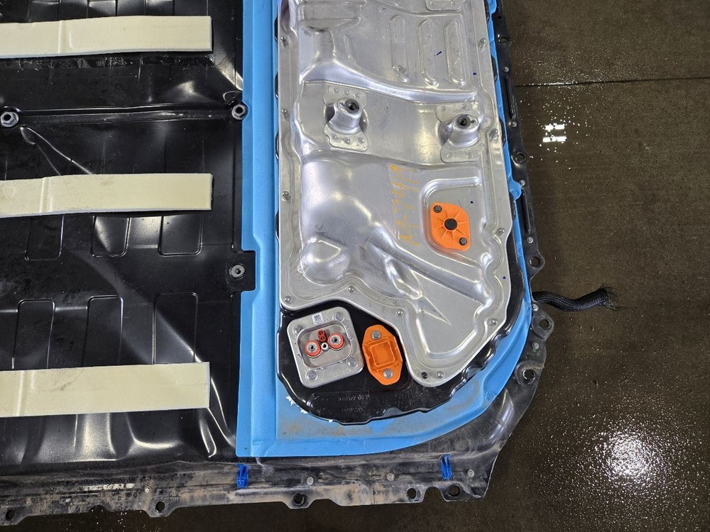 TESLA Y 2024 Battery - CASE SMASHED WILL NEED REPLACED