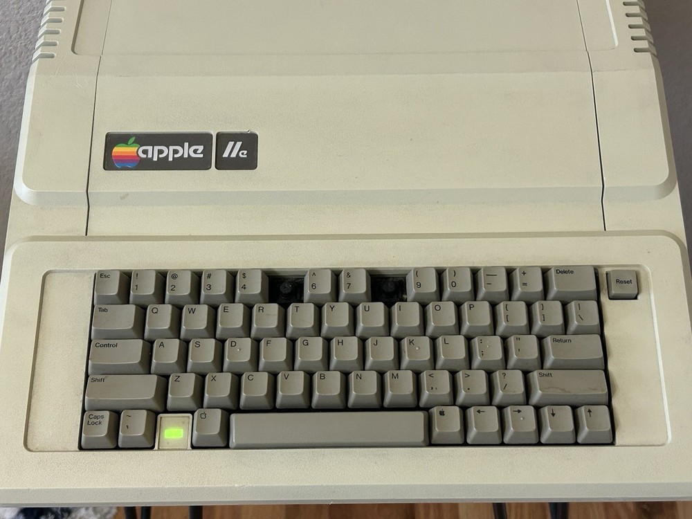 Vintage! 1984 APPLE IIe (A2S2064)COMPUTER **Powers On** Working!! Missing Keys