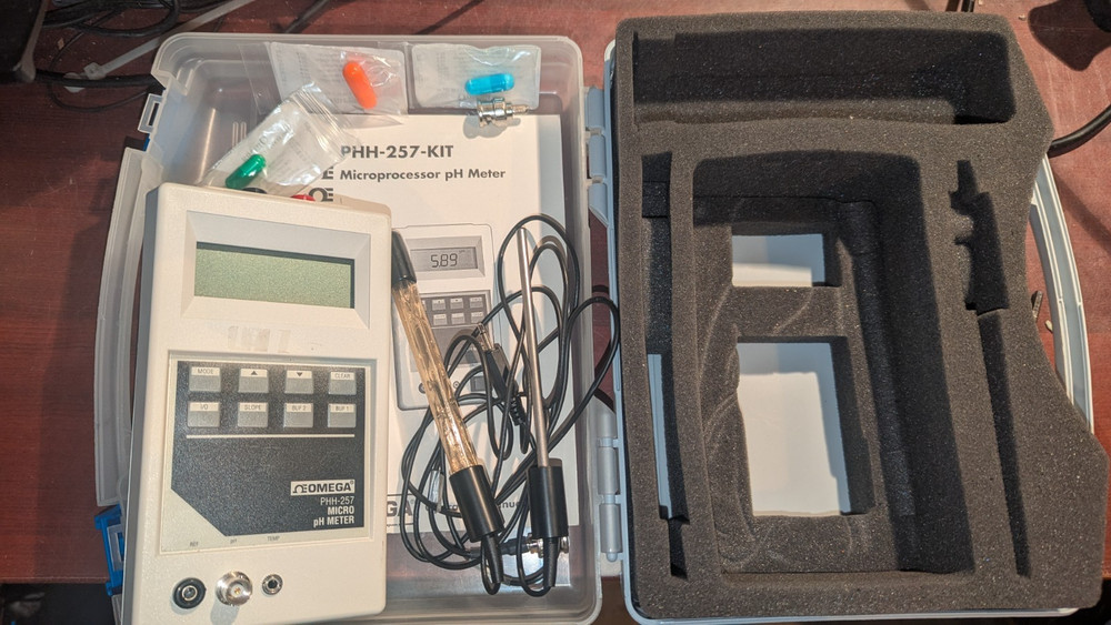 Omega PHH-257 Microprocessor PH Meter w Case & Probes READ CONDITION