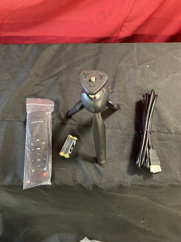 BIGASUO B110 Mini Projector Battery Powered with Bluetooth New Open Box