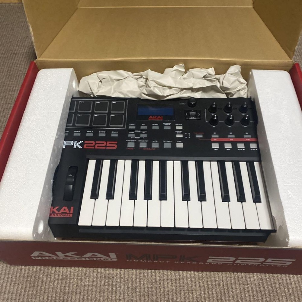Akai /Mpk225 Midi Equipment Controller