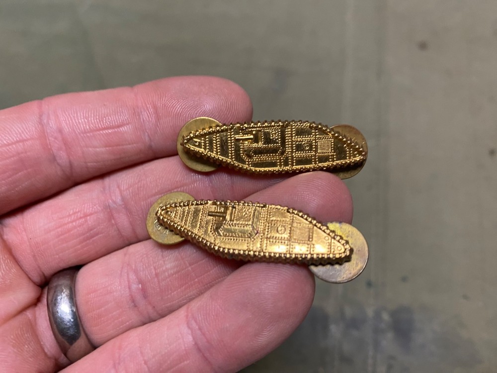 ORIGINAL WWII US ARMY OFFICER EARLY ARMORED TANK DIVISION COLLAR INSIGNIA-PAIR