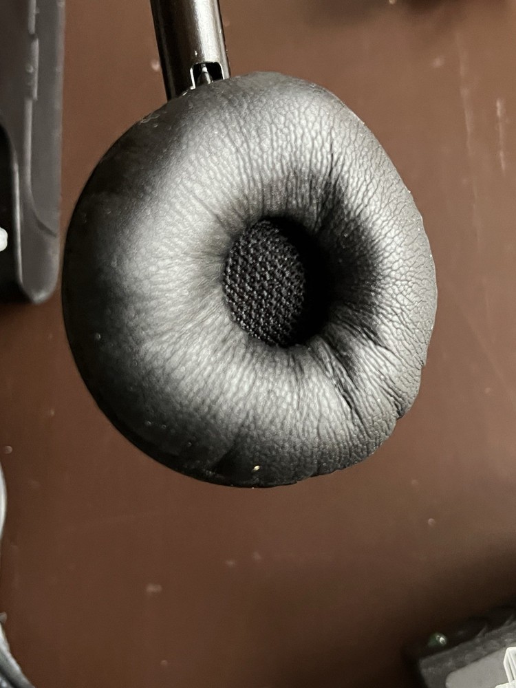 Plantronics W02 Headset w/ Charging Base & AC Adapter