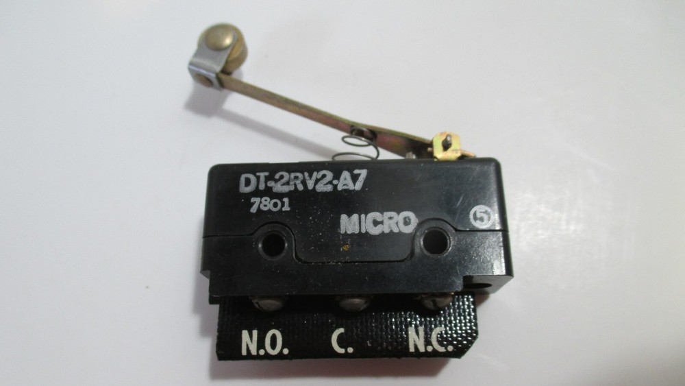 Micro Switch DT-2RV2-A7 Snap Action Switch Long Hinge Roller Lever Und. Lab. Inc