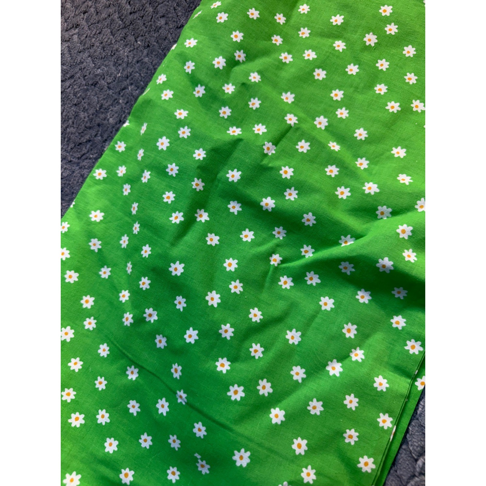 Vintage Set of 4 Handmade Pillow Cases Daisies Bright Green Floral MOD 60s 70s