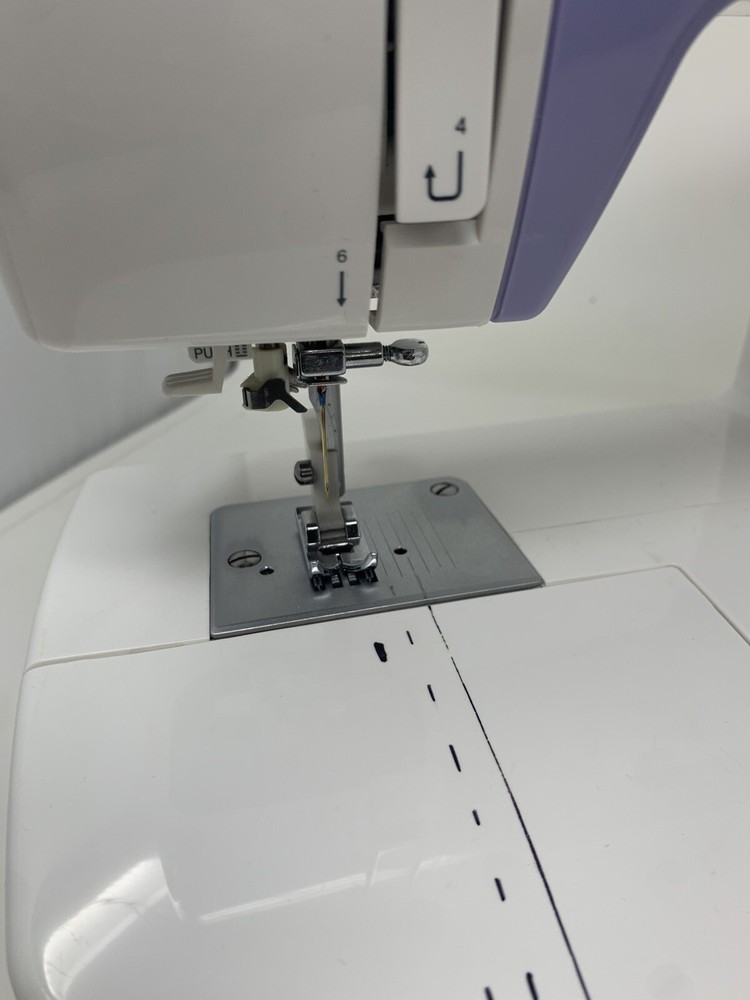 Singer Simple 3232 Sewing Machine with box