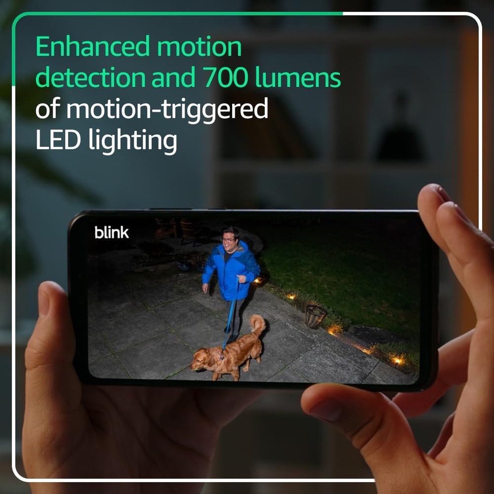 Blink Outdoor 4 Floodlight Camera — Wireless smart security camera, 700 lu