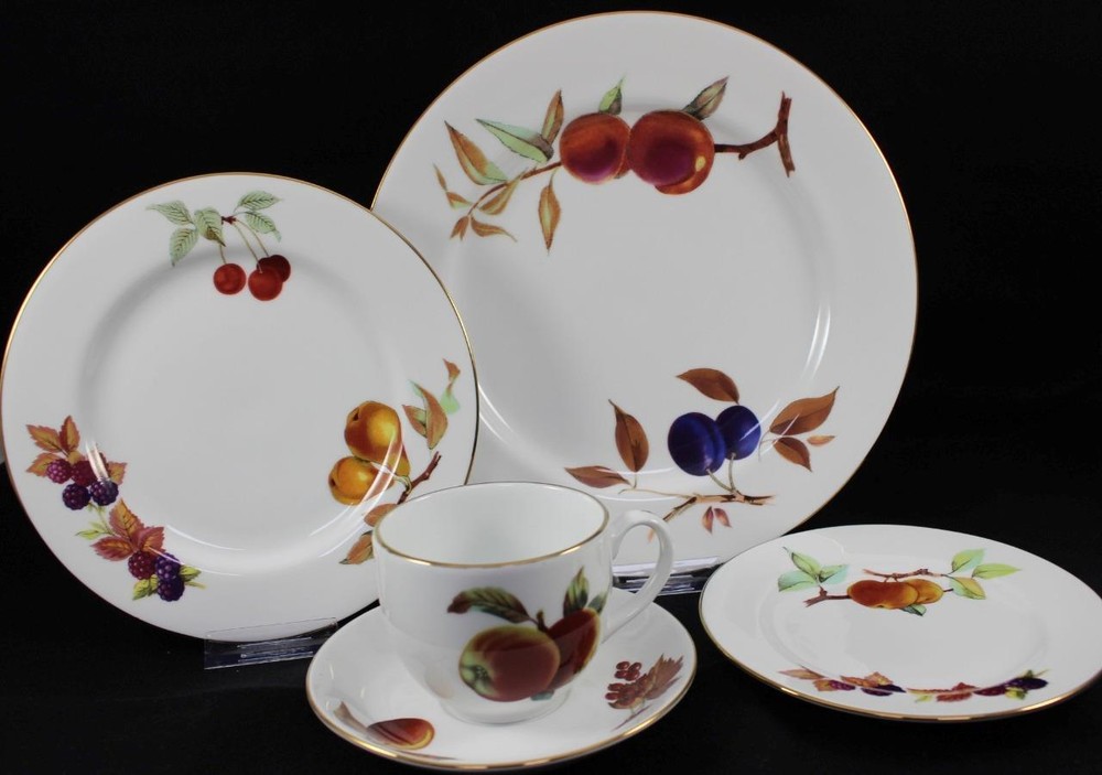 Royal Worcester Evesham Gold Five Piece Place Setting