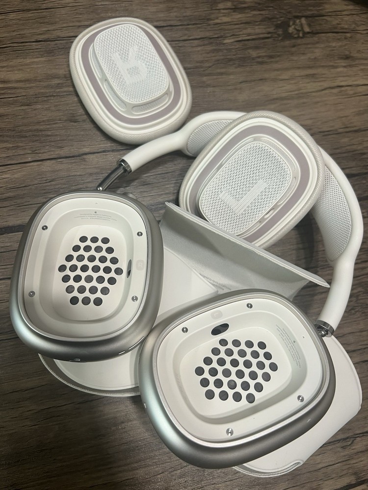 Apple AirPods Max A3184 USB-C Silver w/ Case & Cable