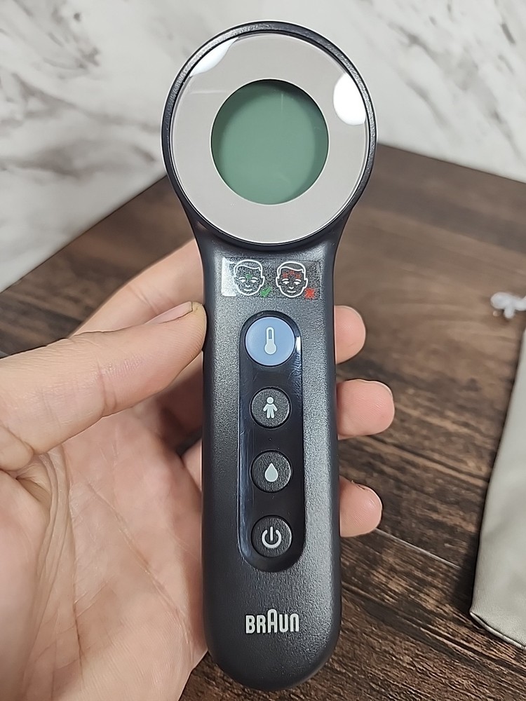 ☆LOOK☆ ~Braun No Touch Forehead Digital Thermometer BNT400~ ☆NICE-CLEAN☆