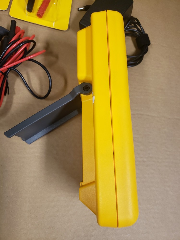 Fluke 744 Documenting Process Calibrator With Accessories. Read Desc.